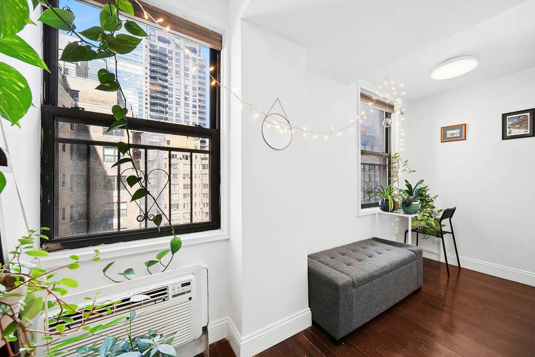 Excellent Investment Opportunity in Prime Midtown Manhattan Welcome to Residence 10A at 141 East 55th Street, a high floor, tenant occupied condominium located in the heart of Midtown Manhattan.