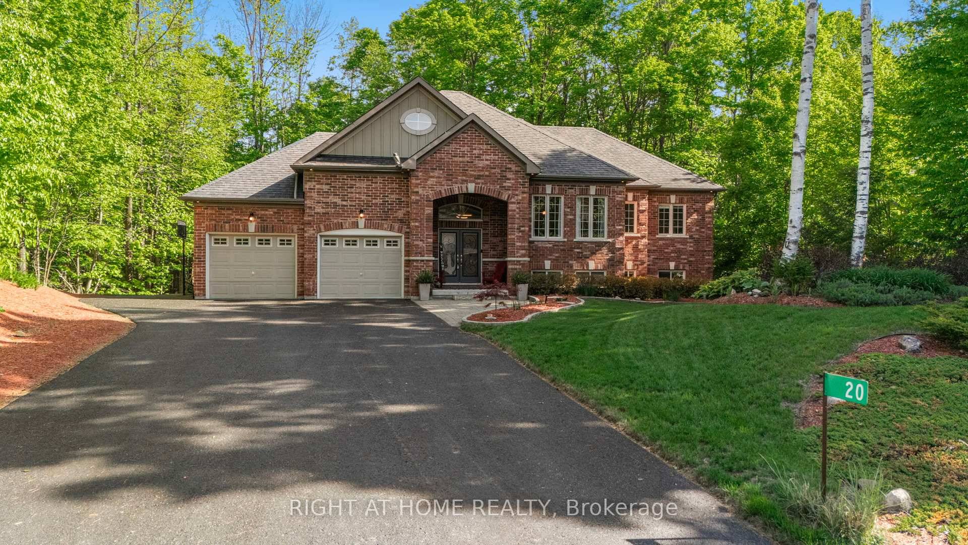Fall in love with this Home located in Maplewood Estates in sought after Sugarbush Community, between Barrie amp ; Orillia.