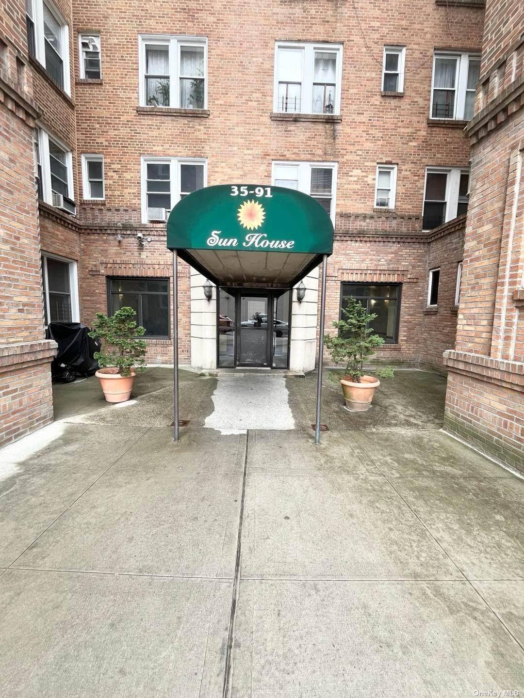 Spacious 2 bedrooms 1 bathroom with great natural lights, facing south.