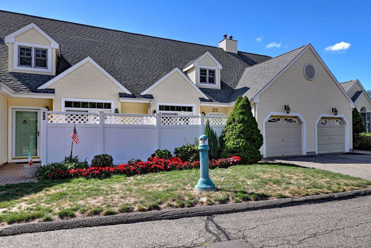 Welcome to easy living in this beautifully maintained Ranch unit.