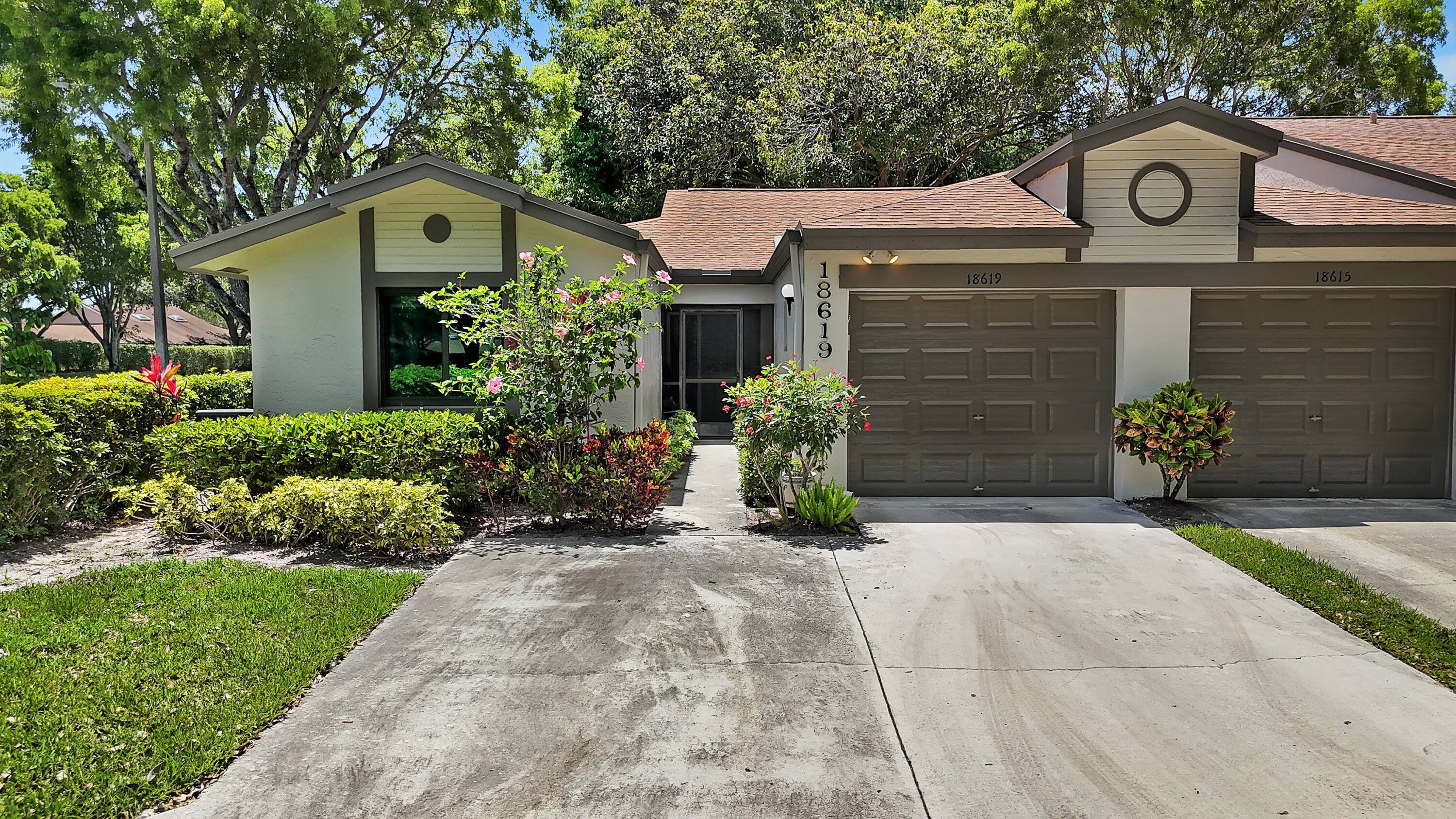 Move in Ready 2BR 2BA 1CG villa in the fantastic community of Whisper Walk.