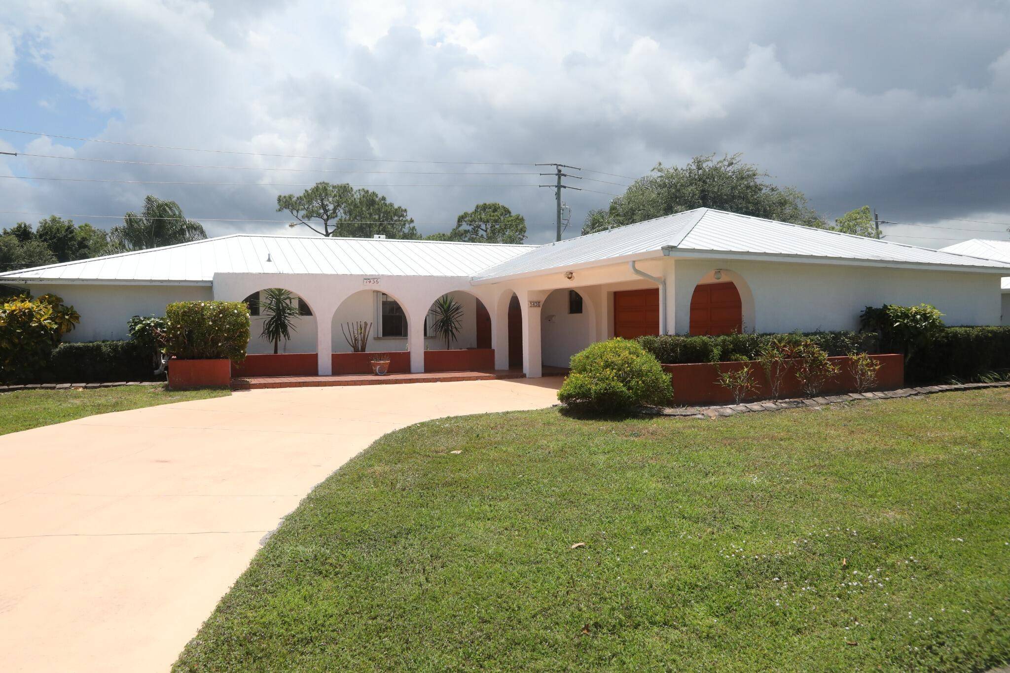 Welcome to 1436 SE Sunshine Ave, located in the highly desirable quiet sandpiper bay area.