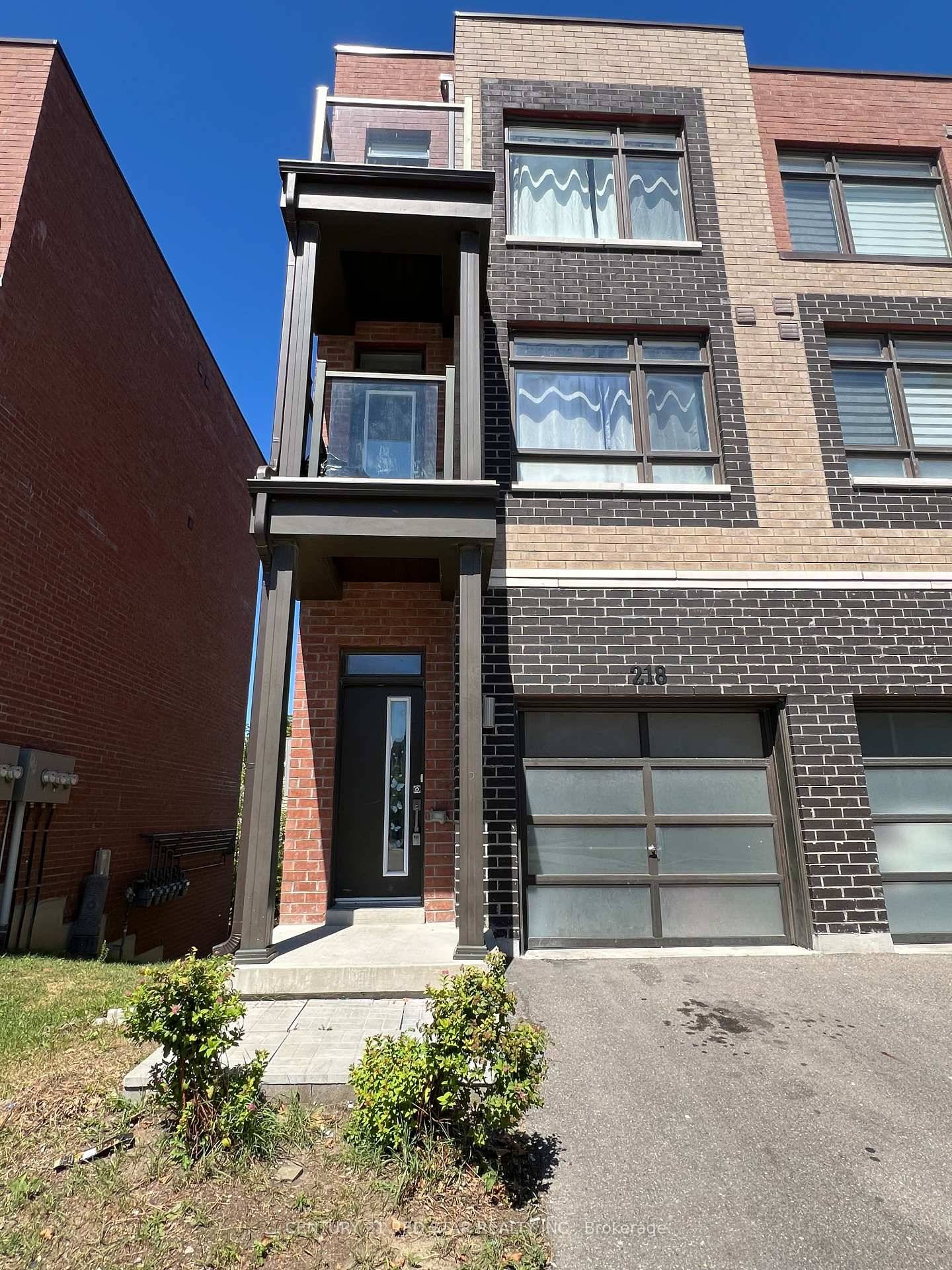 Welcome to 218 Dalhousie Street a beautifully updated townhome in the quiet, family friendly neighbourhood of Vaughan Grove surrounded by nature and convenience.