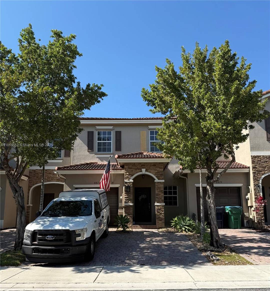 Fabulous townhouse in Isles of Bayshore !