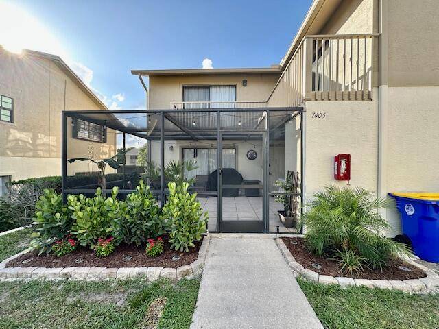 GREAT TOWNHOME WITH OPEN SPACIOUS LIVING SPACE NEW GRANITE COUNTERTOPS FULLY SCREENED PATIO FOR COMFORTABLE OUTDOOR ENJOYMENT LARGE OPEN LIVING AREA AND LARGE MASTER BEDROOM GIVES YOU ROOM MOST OTHER ...