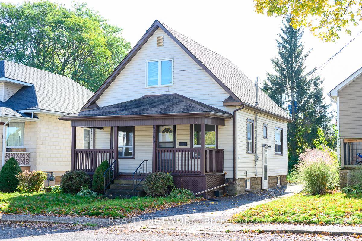 Charming 3 Plus 2 Bedroom home near Niagara Falls.
