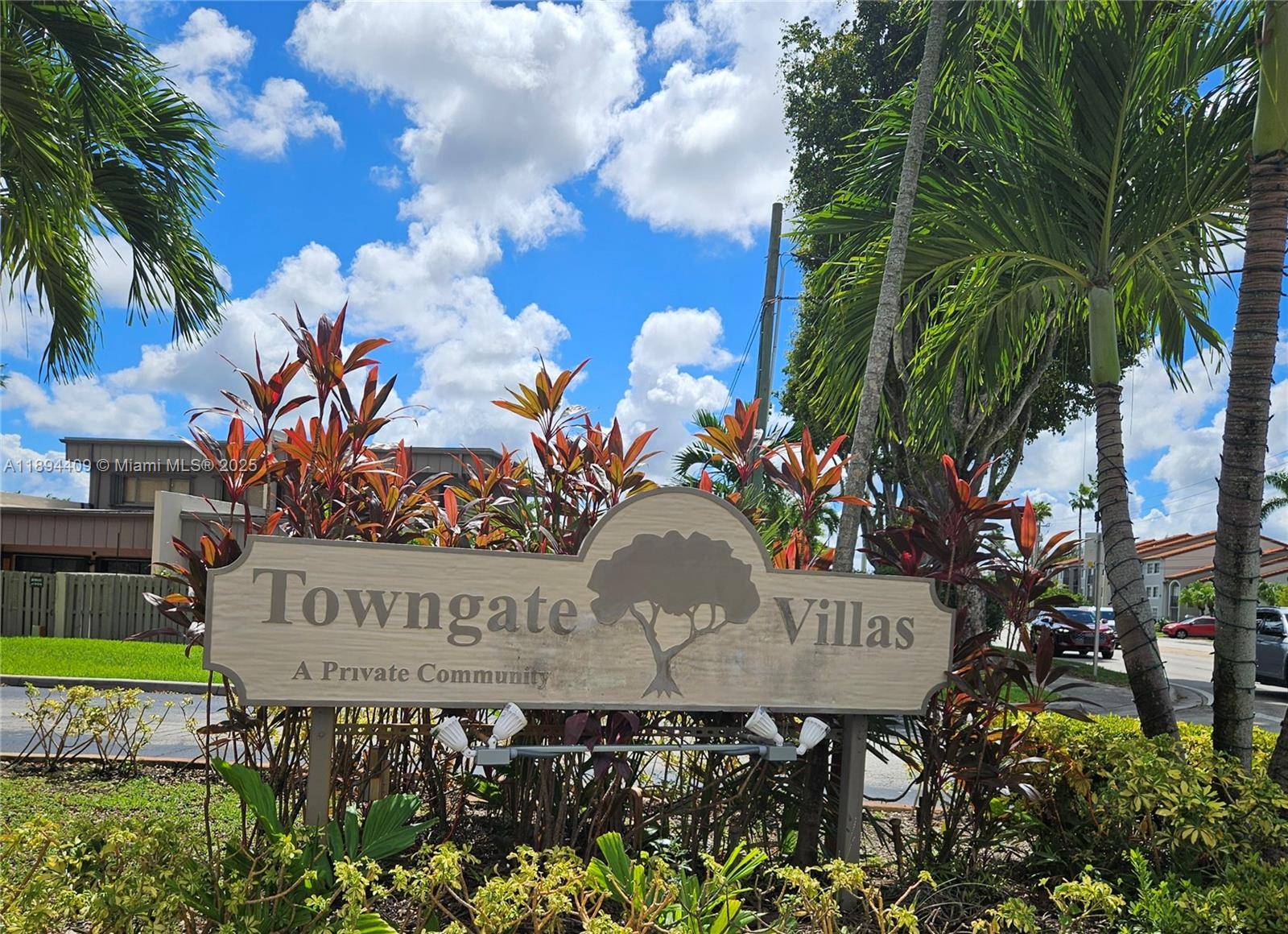 Wonderful opportunity to own a gorgeous and spacious one story townhouse in Towngate Villas.
