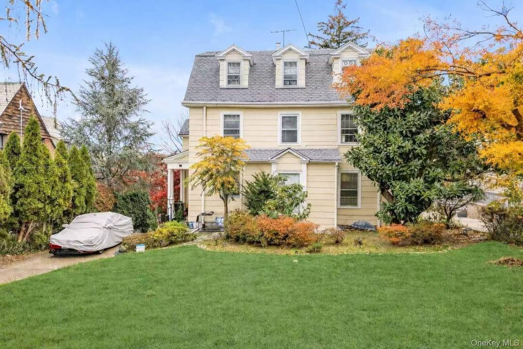 Nestled on a 13980sqft lot, this spacious single family residence provides an extraordinary living experience with 3277sqft living area and an additional 1230sqft walkout basement.