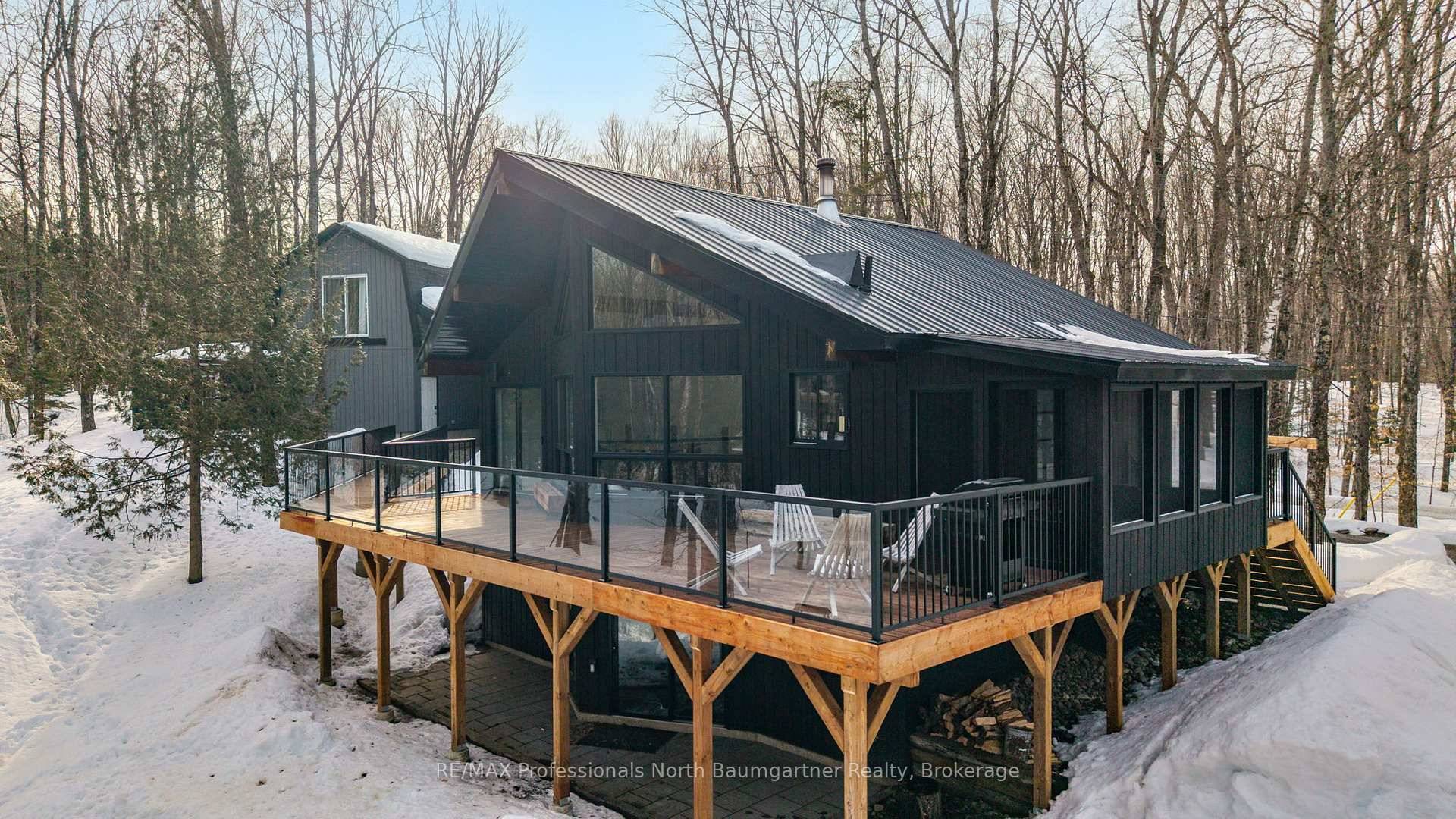 1035 Graydon Lane a testament to refined modern style immersed in natural surroundings !