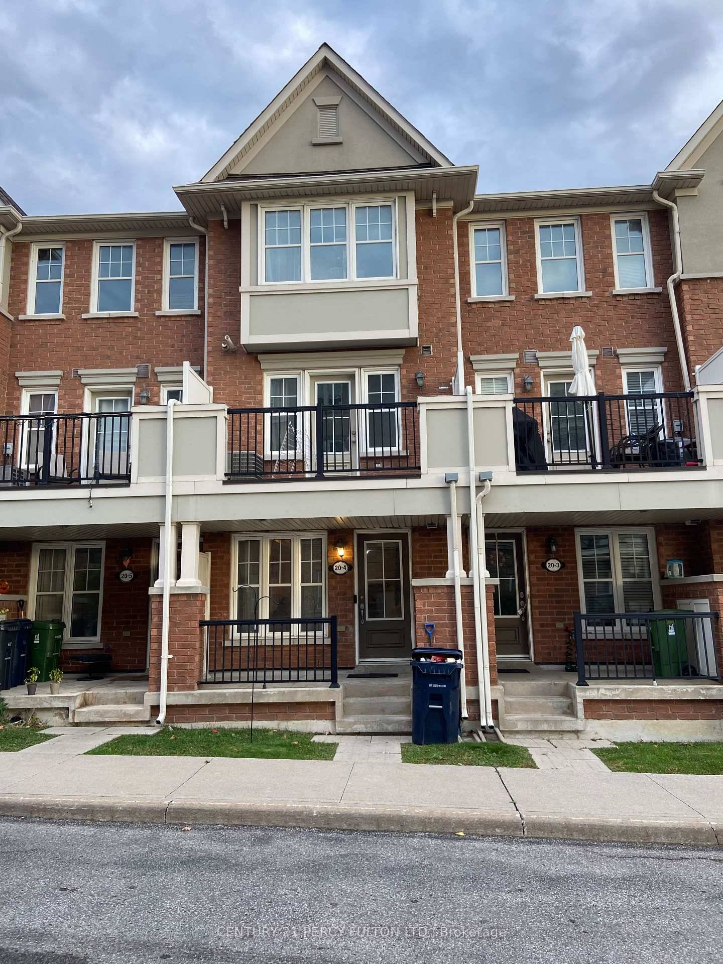 Gorgeous Townhome Steps from the Subway !