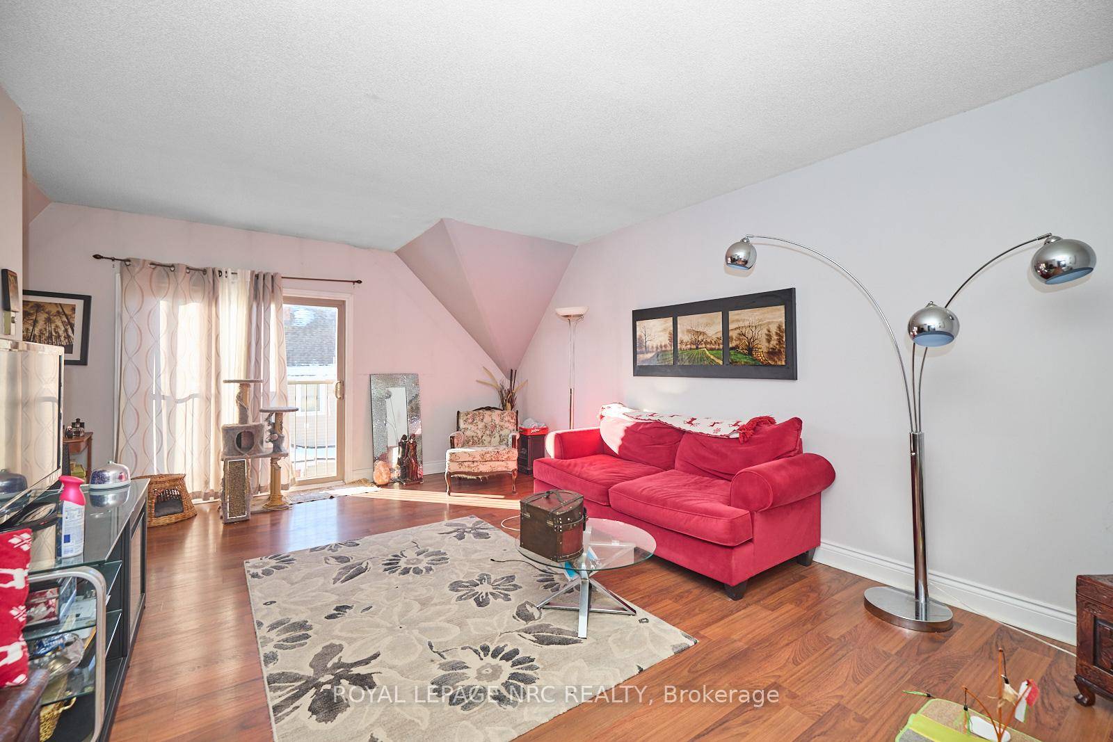 Charming 1 Bedroom Condo in Prime Location Move In Ready !