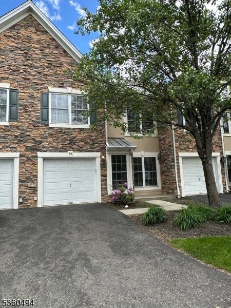 Welcome to Lakeside of North Haledon, resort style living community !