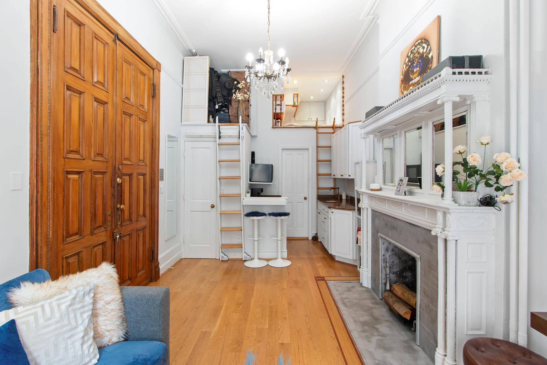 DESCRIPTIONOn a picturesque tree lined street in the Upper West Side, this front facing studio in a well maintained pre war brownstone is a true gem.