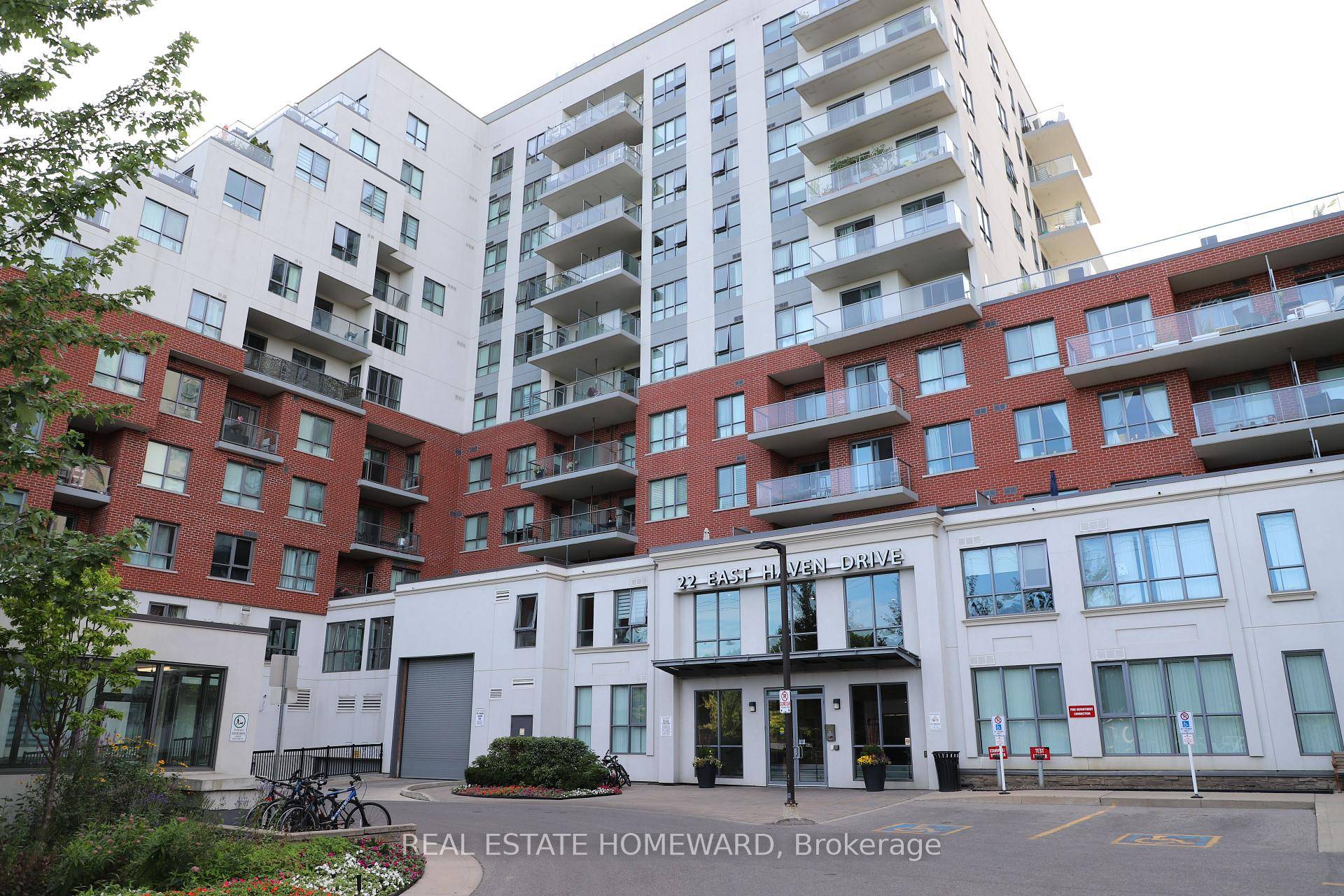 Great Location ! This Condo Unit is Perfect for a Single Person or Couple.
