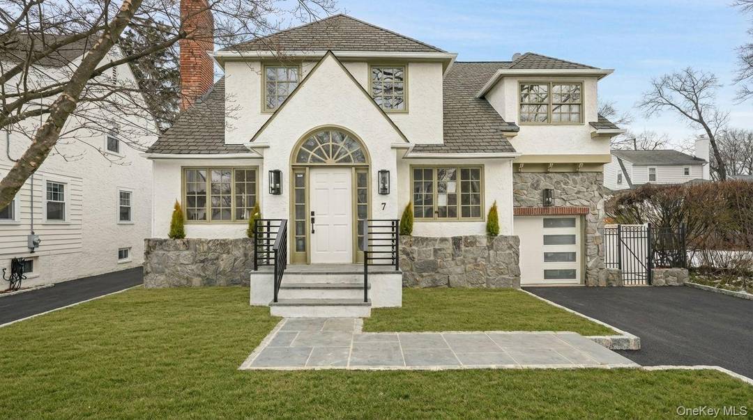 Step into modern luxury at 7 Fernwood Avenue, a beautifully reimagined 5 bedroom, 4.