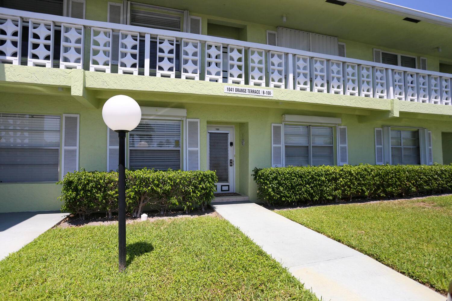First floor condo available at the desirable Pines of Delray East, an active over 55 community.