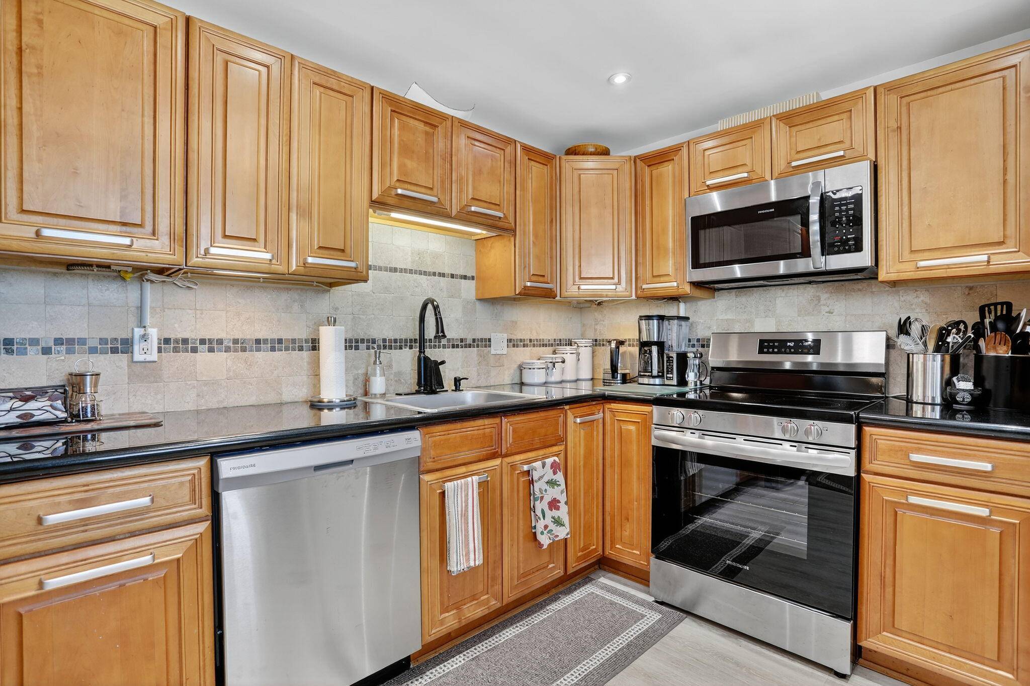 Fabulous location ! Relax and take in the picturesque golf course and lush landscape view from the spacious balcony of this elegant penthouse condo.