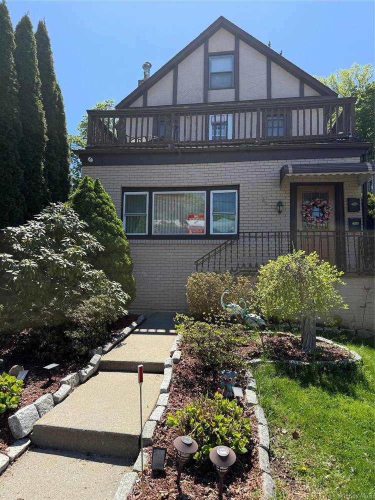 Welcome to this refreshing Beautiful apt 3 bedroom, 3 full bathroom Features a kitchen with wood cabinetry and stainless steel appliances, Granit countertop a cozy living room with a wood ...