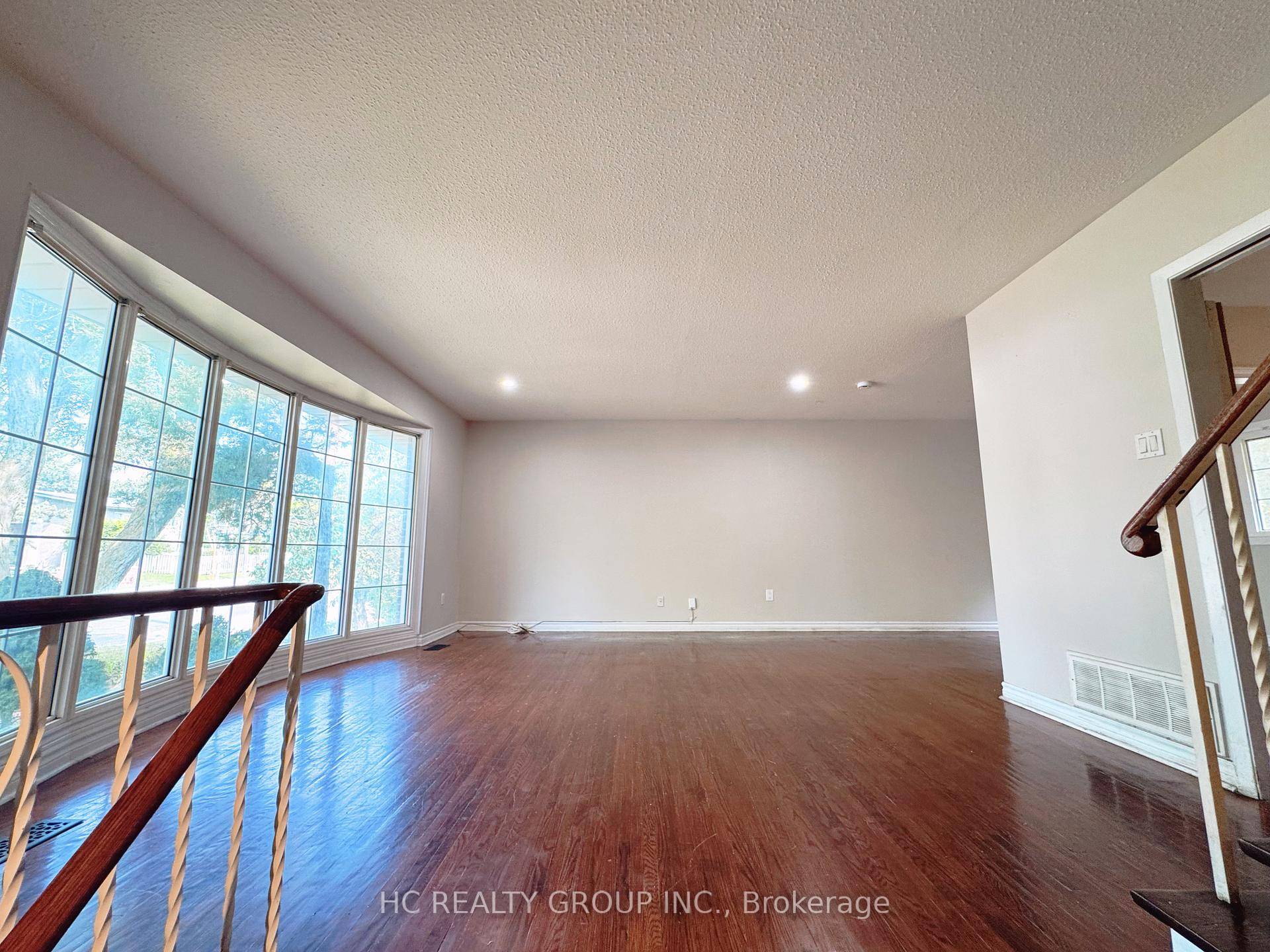 Spacious and sun filled sidesplit nestled in the highly sought after Parkwoods neighbourhood.