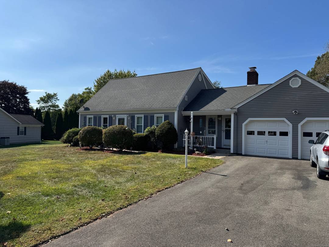 Welcome to 67 Royal Oak Circle, Meriden This charming single family home sits on an expansive lot in one of Meriden's most desirable and peaceful neighborhoods.