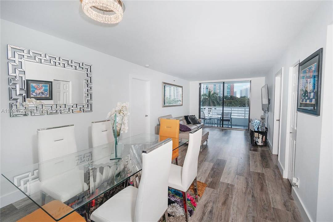 Investor Opportunity Tenant in Place Until May 1, 2026 Comfort and Convenience in the Heart of Aventura PRIME LOCATION This bright and elegant 2 bed 2 bath apartment is a ...