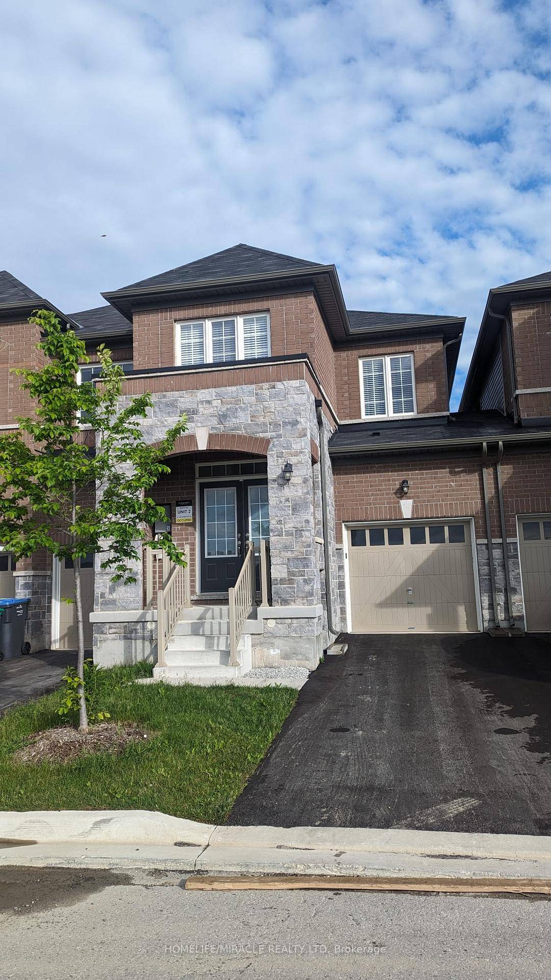 Beautiful Bright And Spacious 2 year old Freehold Townhouse with 3 Bedrooms and 2.