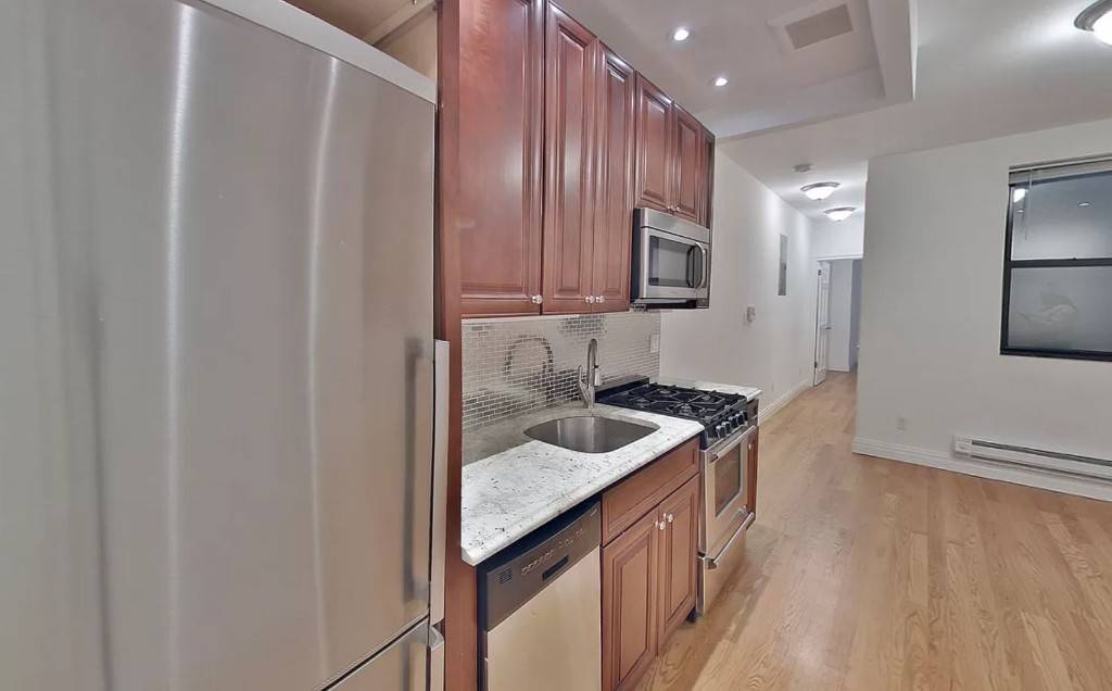 Available in May. ! GORGEOUS 2 Bed 1 Bath unit in a very beautifully, well maintained Elevator and laundry building !