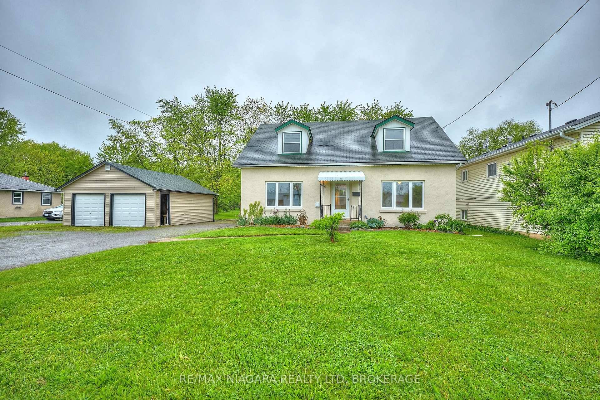 Welcome to 865 Crescent Rd, a well maintained 3 bedroom, 2 bathroom home with recent updates, situated on a massive 85' x 239' lot in Fort Erie's sought after Crescent ...