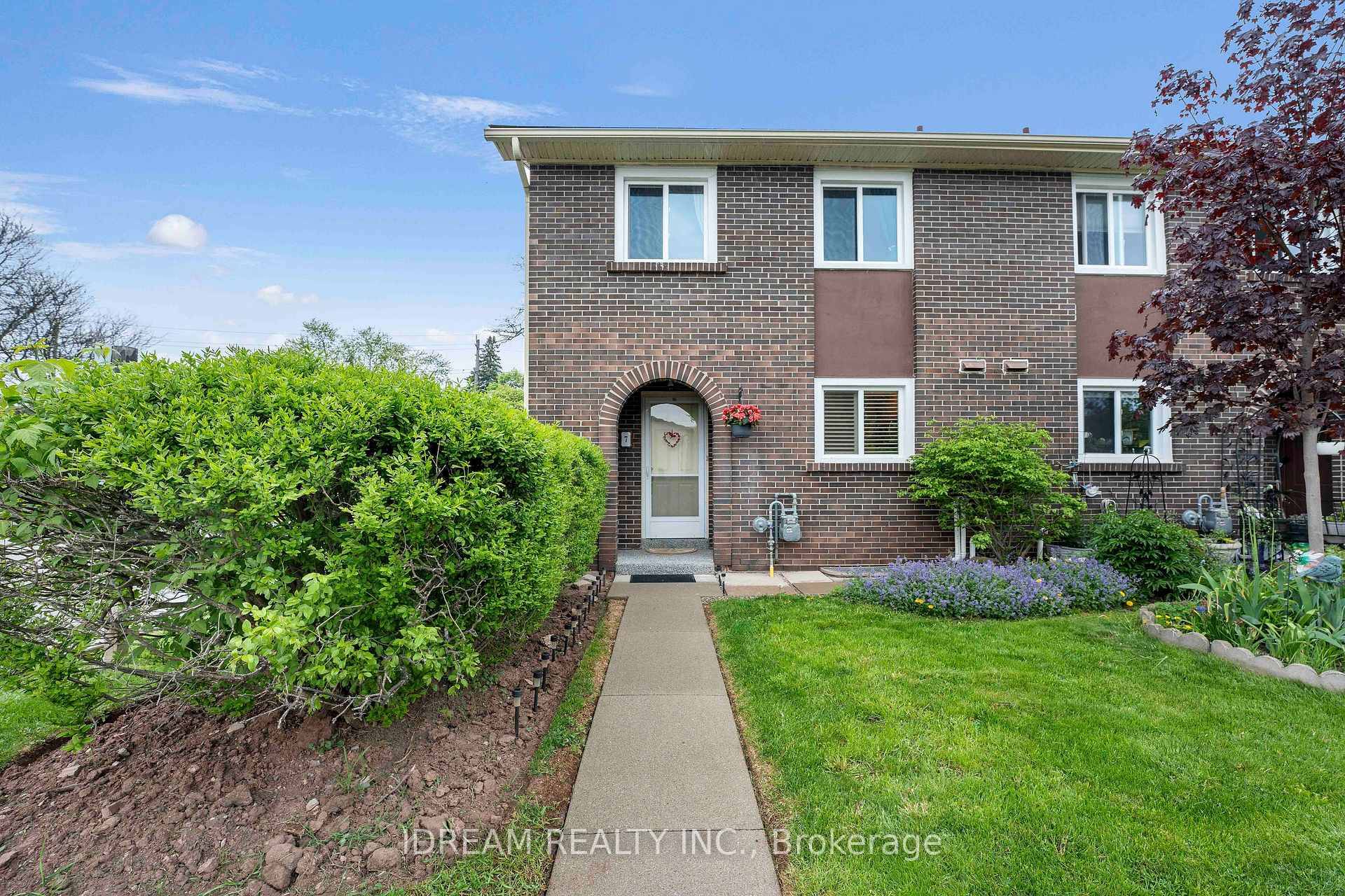 Beautifully Renovated 4Br 3Bth End Unit Townhome With Finished Basement In The Heart Of Oakville !