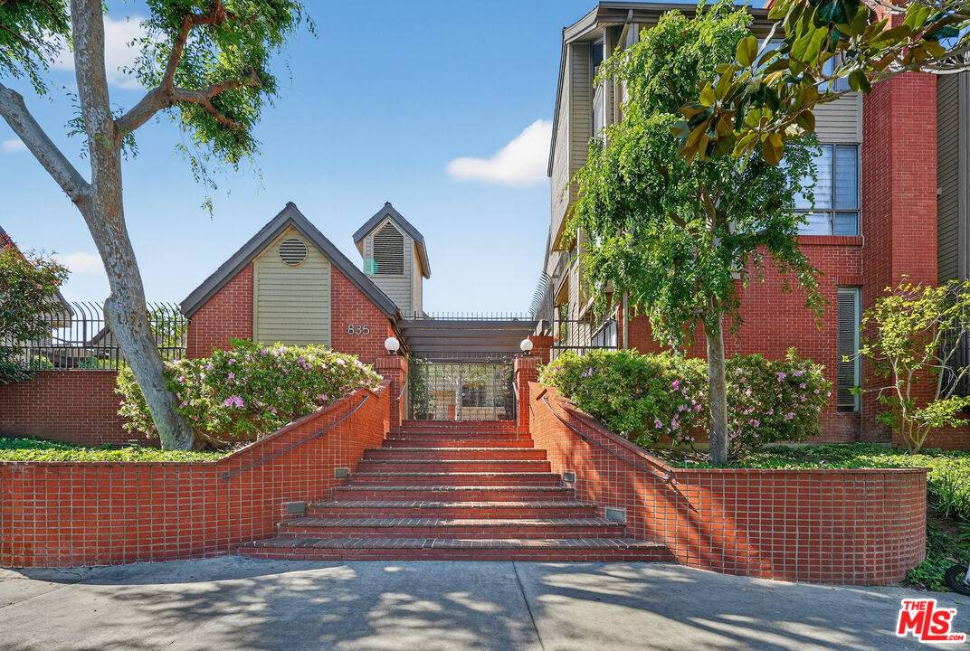 835 S Lucerne Blvd 2BR Hancock Park La