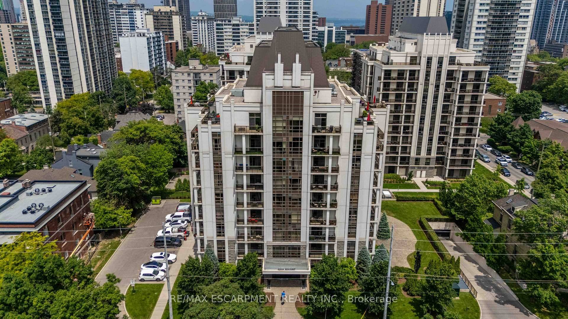 Discover the perfect blend of comfort and convenience in this beautifully updated 1 bedroom condo at 90 Charlton Ave W, Unit 409.