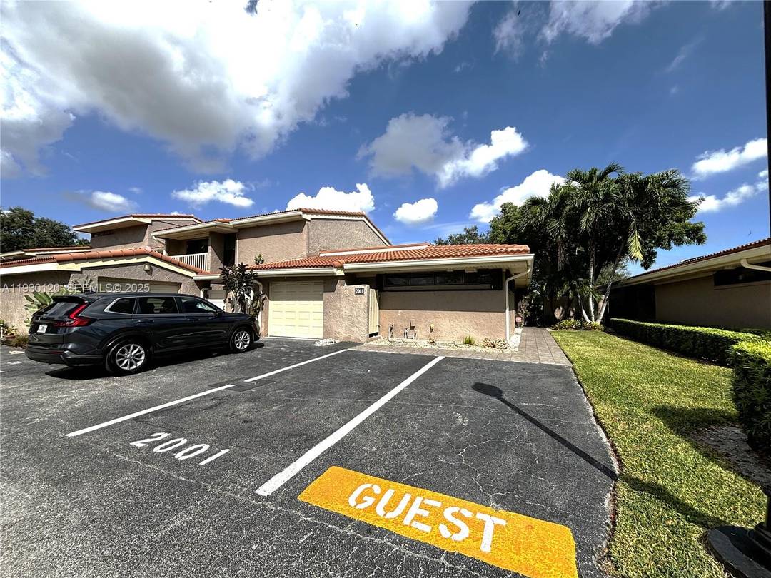 Welcome to the desirable Emerald Hills townhouses.