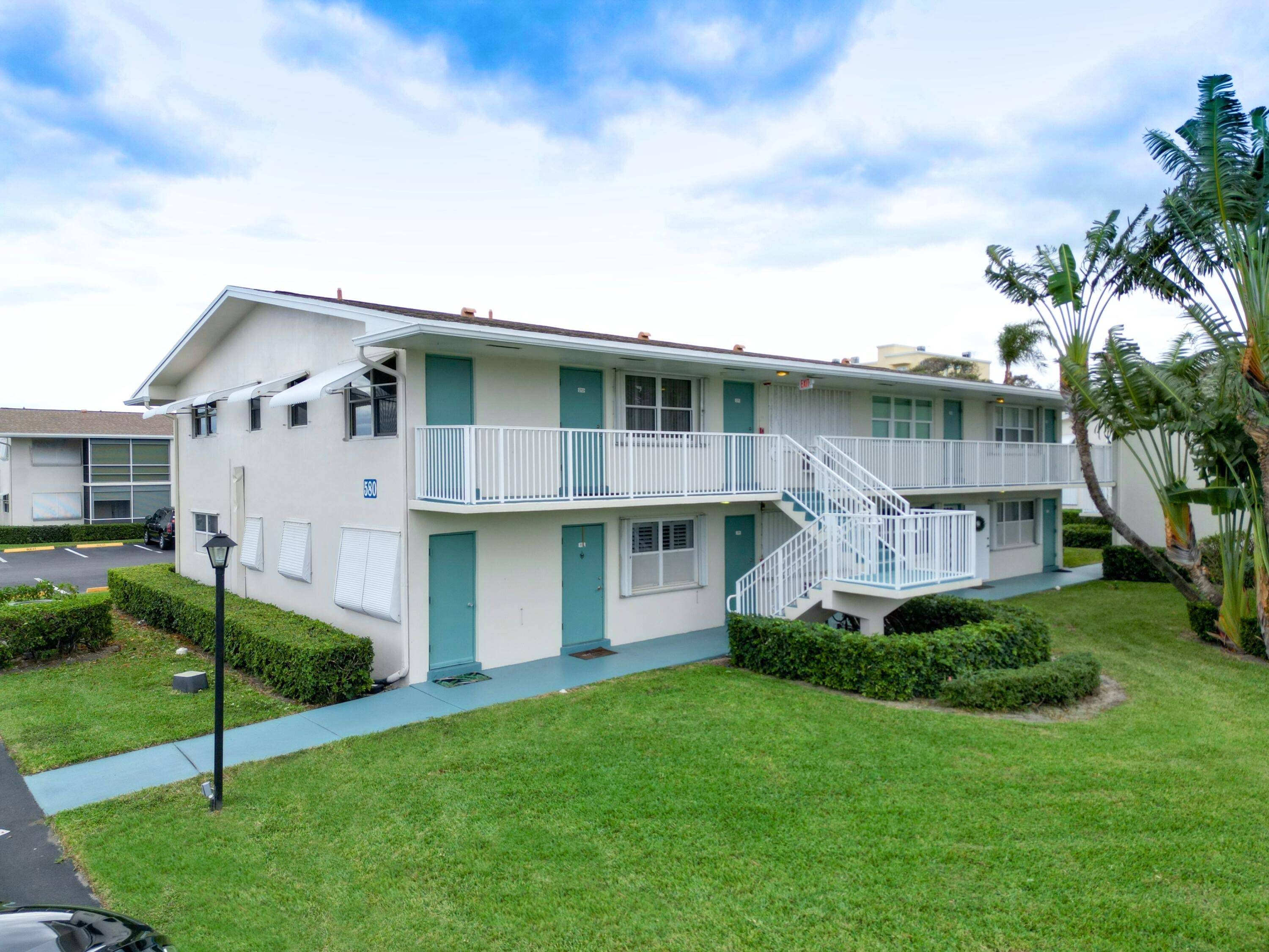 GREAT INTRACOASTAL GATED COMMUNITY, WALK TO WATERFRONT DINING OR BOYNTON BEACH BEACH, TILED THRU OUT, ON SECOND FLOOR ACCORDION SHUTTERS, AND WASHER AND DRYER IN UNIT, WALKING DISTANCE TO POOL ...