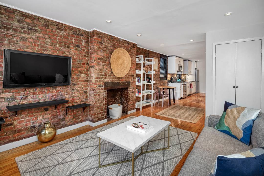 Beautiful, bright and classic 1BR for rent in the heart of the East Village !