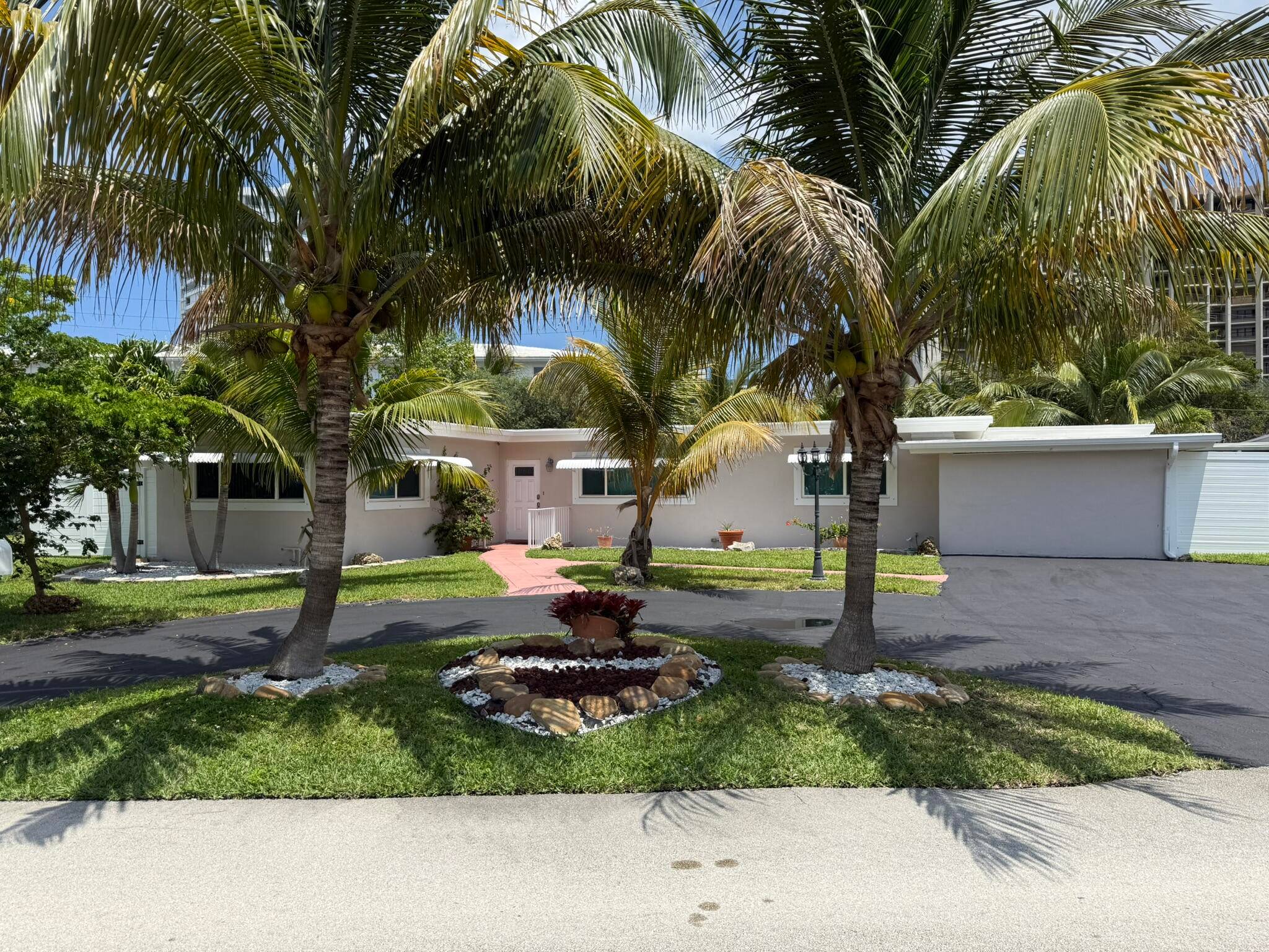Gorgeous renovation ! Owner will pay for a new pool up 70, 000.