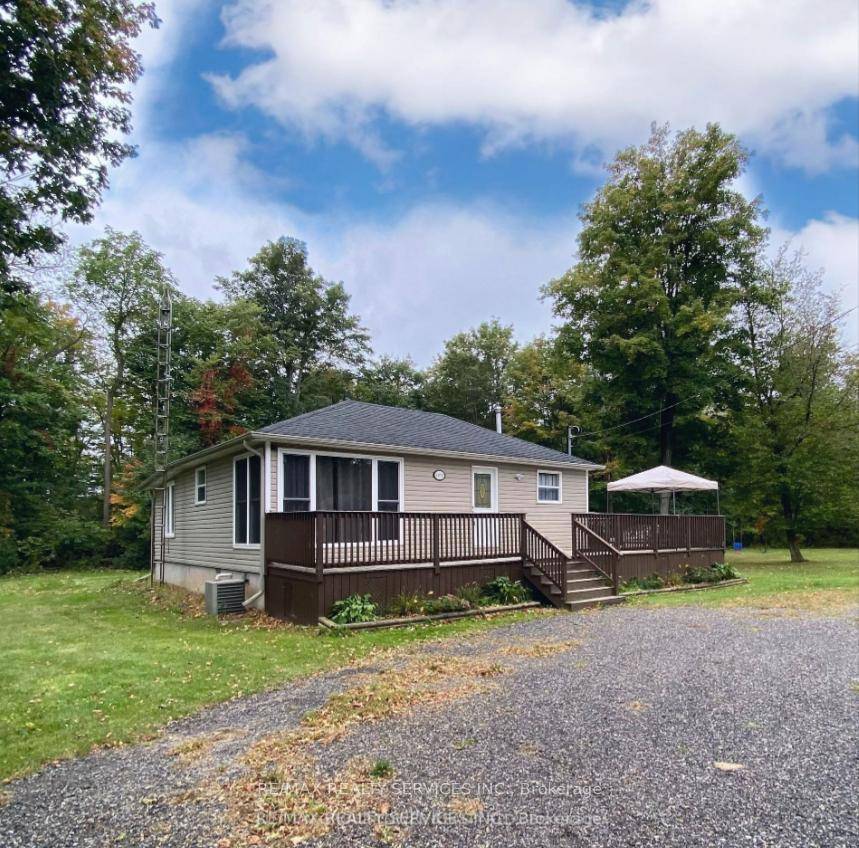 Discover this charming, move in ready 3 bedroom bungalow, available for short term or long term lease in the private, family friendly community of Sherkston Shores.