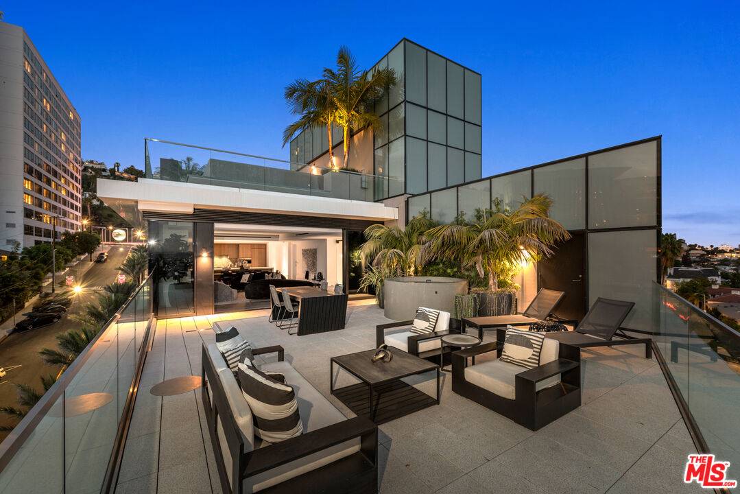 8420  W Sunset Blvd Hollywood Hills East LA
