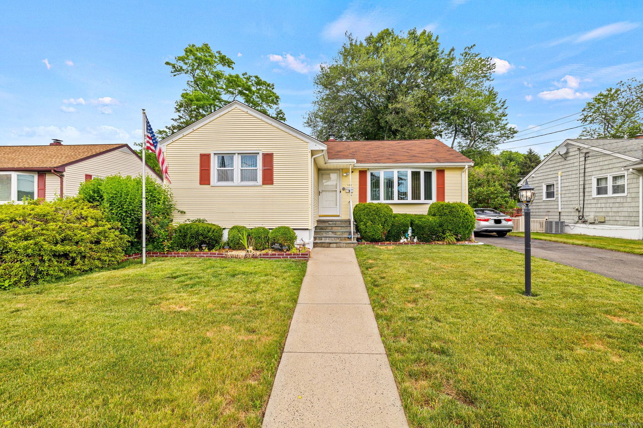 Welcome to this charming 3 bedroom, 2 full bath ranch in Stratford, CT, offering comfort, convenience, and plenty of space to grow.