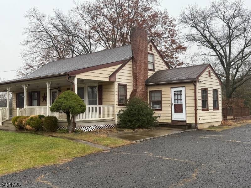 Welcome to this newly renovated Cape Cod home !