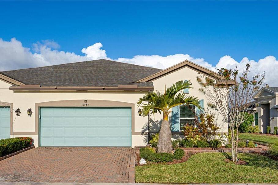 Gorgeous Banyan model in LakePark, a premiere 55 community in Tradition.
