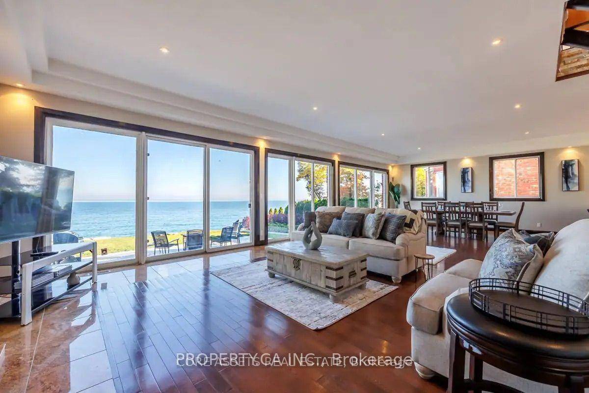 Gorgeous Lakefront Residence !