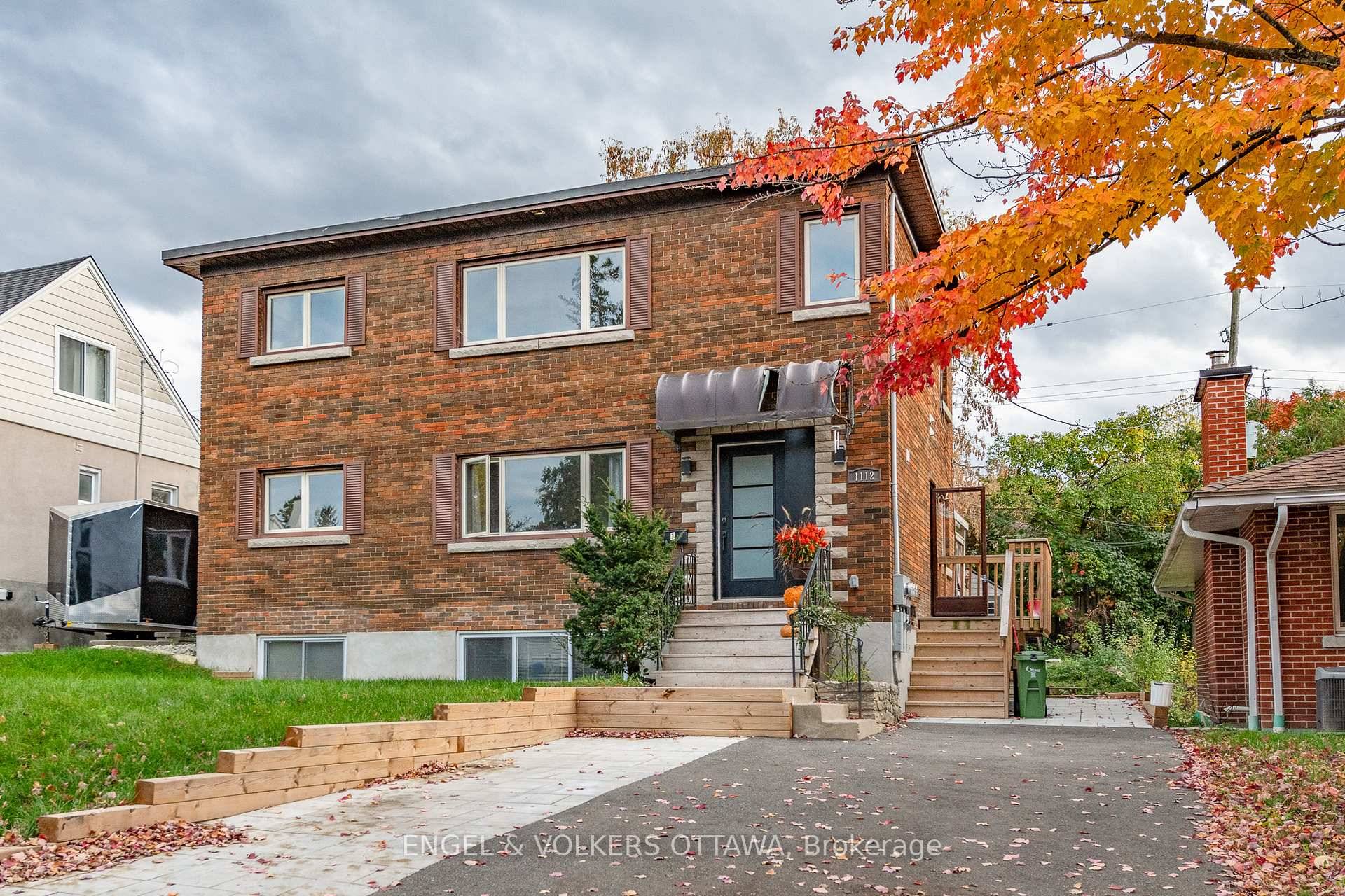 Welcome to 1112 Richard Avenue 3, a bright and spacious upper level apartment in Billings Bridge.