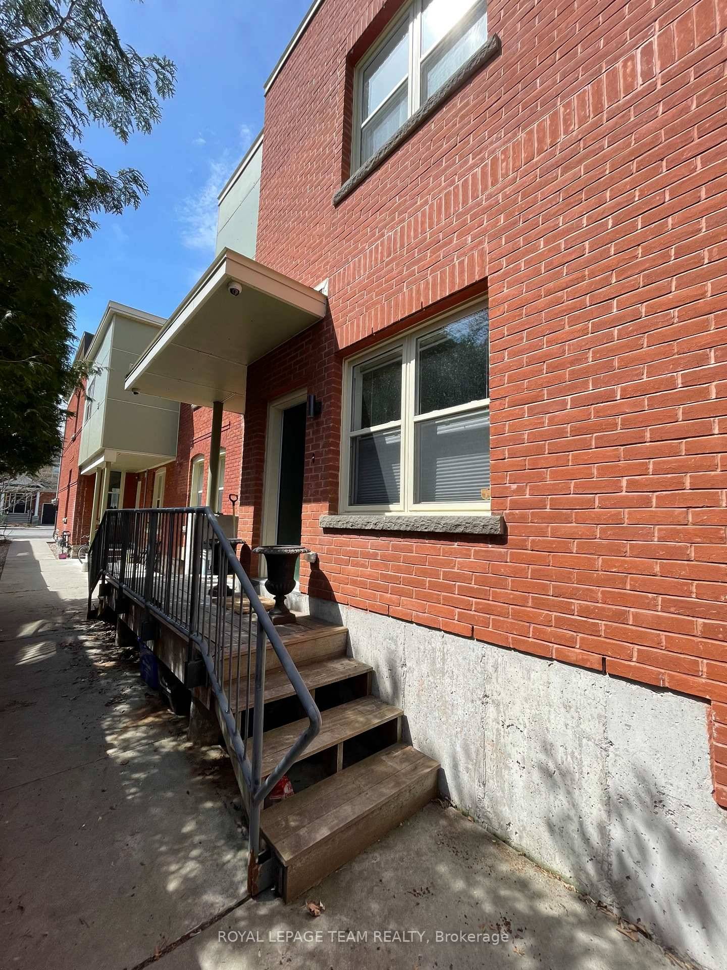 Available July 1st, Great Location in New Edinburgh !