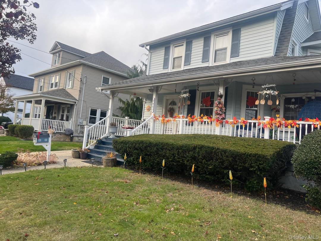 This old style house consists of 3 Bedrooms, 1.