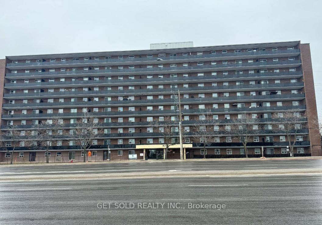 This renovated condo in Mississauga offers 2 spacious bedrooms, a modern eat in kitchen with quartz countertops, and an updated 4 piece bathroom.