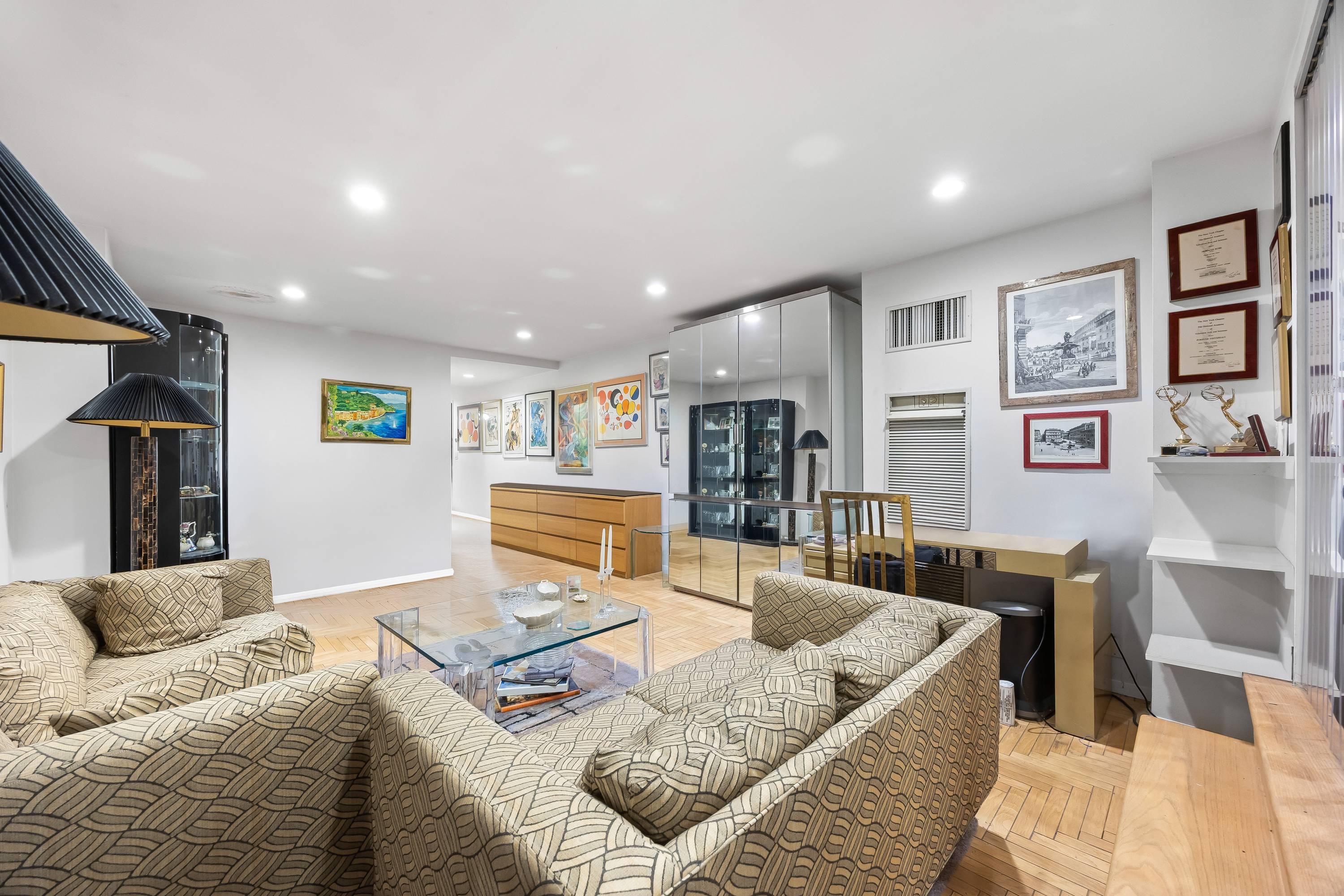 Welcome to Residence 4D at 106 Central Park South a studio, one bathroom condominium located in the heart of Manhattan.