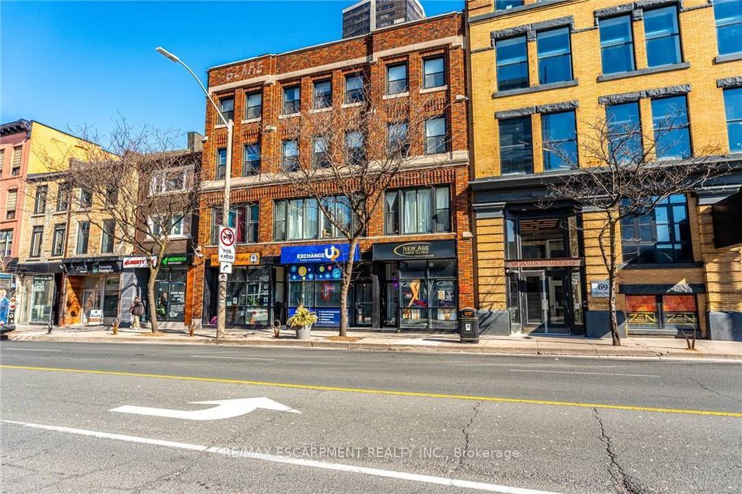 Spacious 1 bedroom apartment on the 2nd floor, located above a commercial property in a prime area.