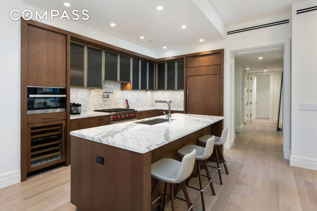 Investors only, good for 1031 Exchange rented until June 2027 Welcome to luxury living at its finest in the heart of Manhattan at 100 Barclay St.