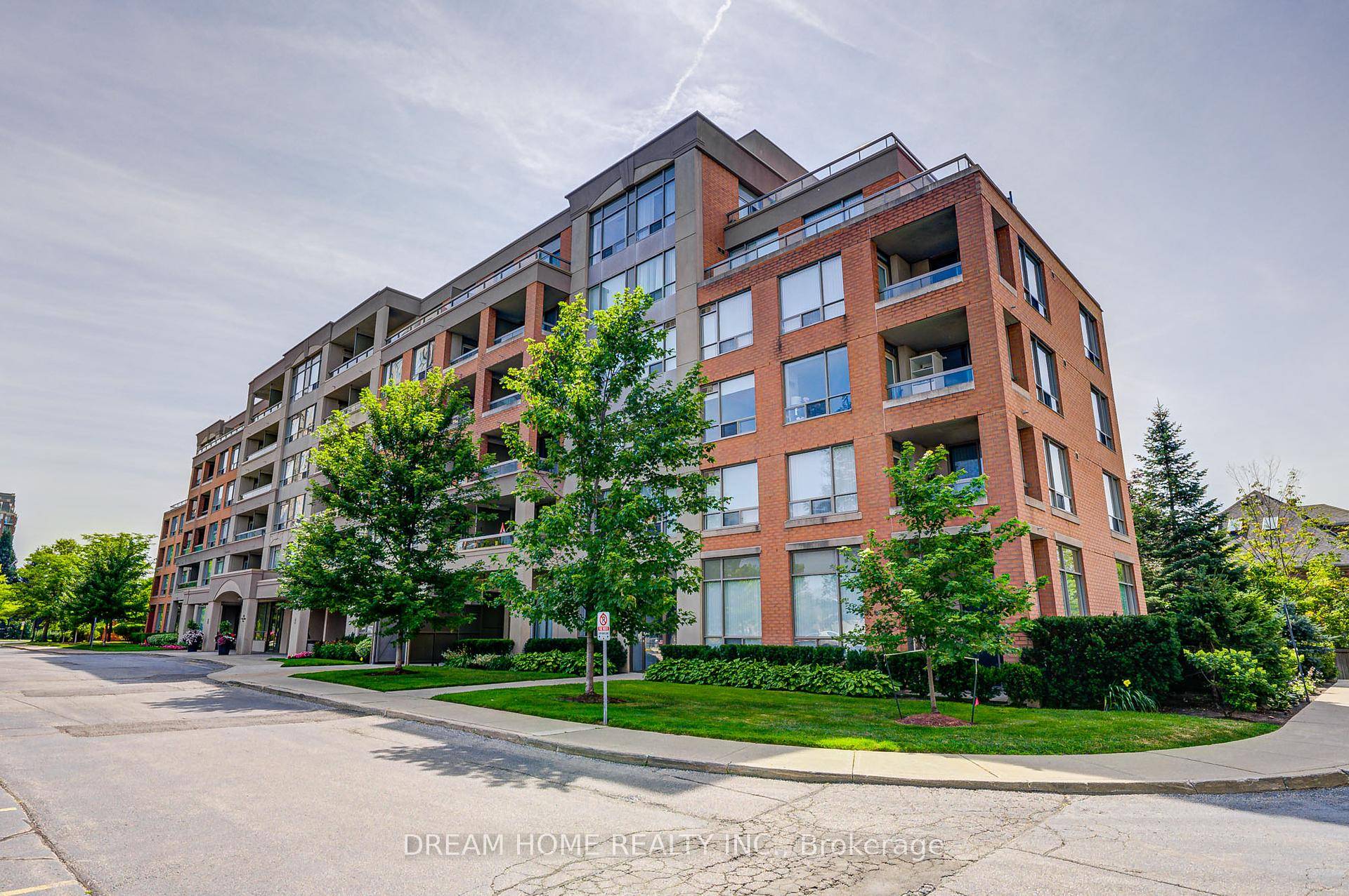 Newly Renovated Beautiful Penthouse Low Raise Condo In South R.