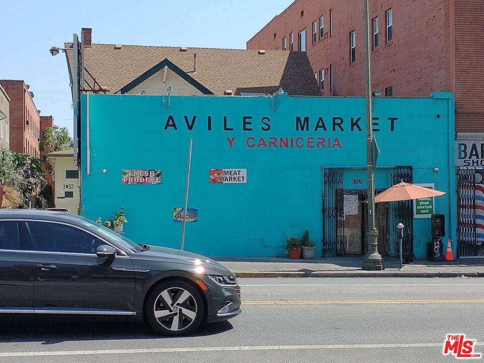 3052 W 7th St 8BR Hancock Park La